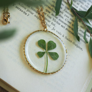 Collier sautoir doré avec un vrai trèfle à 4 feuilles - bijou fleur clermont