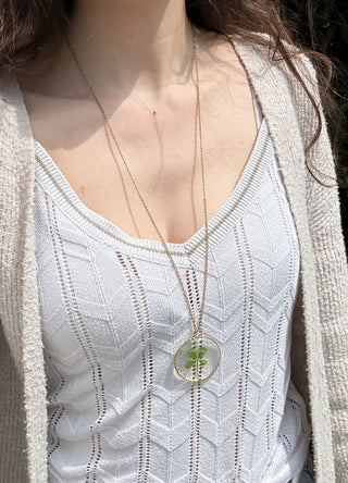 Collier sautoir doré avec un vrai trèfle à 4 feuilles porté -bijou vraie fleur clermont