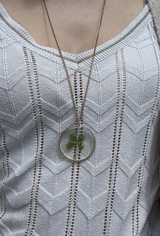 Collier sautoir doré avec un vrai trèfle à 4 feuilles porté 2