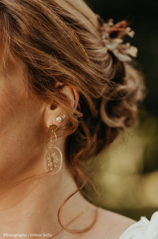 Boucles asymétriques en acier inoxydable doré en fleur de carotte sauvage dans de la résine epoxy biosourcée - Céline Sully 1