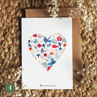 Carte postale en fleurs séchées d'Auvergne d'un coeur rouge et bleu