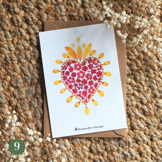 Carte postale en fleurs séchées d'Auvergne d'un coeur ex-voto rouge et doré