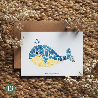 Carte postale en fleurs séchées d'Auvergne pour enfant d'une petite baleine