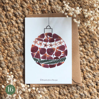 Carte postale en fleurs séchées d'Auvergne d'une boule de noël pour Noel