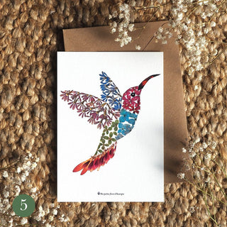 Carte postale en fleurs séchées d'Auvergne d'un colibri multicolore