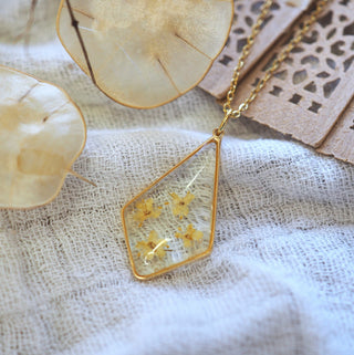 Collier losange en acier inoxydable doré avec inclusion de fleurs de sureau inclu dans de la résine - collier fleur