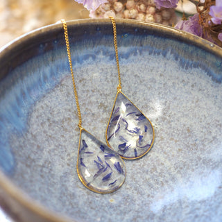 Boucles d'oreille grosses gouttes en laiton doré à l'or fin avec inclusion de fleurs de bleuet - bijou fleur Clermont