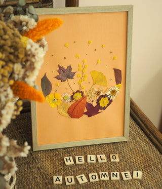 Tableau herbier aux couleurs chaudes de l'Automne sur fond orange, en fleurs d'Auvergne - herbier fleurs