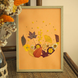 Tableau herbier aux couleurs chaudes de l'Automne sur fond orange, en fleurs d'Auvergne - cadre fleurs