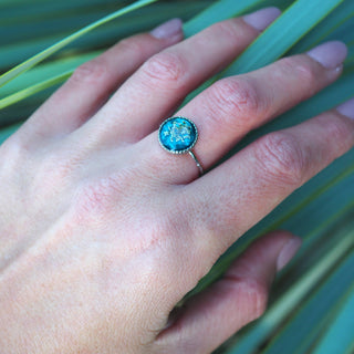 Bague en acier inoxydable argentée en fleurs de carotte sauvage sur un fond émeraude - bijou vraie fleur Clermont