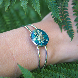 Bracelet jonc argenté en fleurs de carotte sauvage sur un fond émeraude - Bijou fleur Clermont-Ferrand