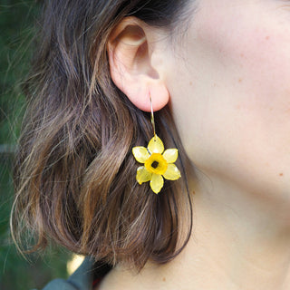 Bijou fleur - Boucles d'oreilles créoles avec de vraies jonquilles jaunes cueillies en hiver en Auvergne
