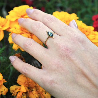 Bijou fleur - Bague dorée vintage ajustable en fleur de carottes sauvage sur fond noir