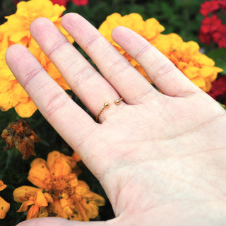Bijou fleur - Bague ajustable dorée vintage ajustable en fleur de carottes sauvage sur fond noir