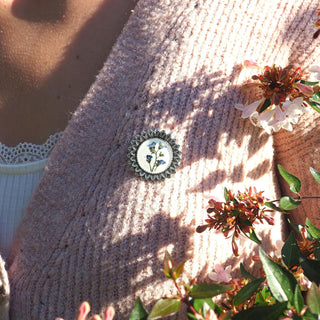 Broche myosotis vintage en acier inoxydable argenté avec des fleurs de myosotis bleues - Bijou vraie fleur Clermont