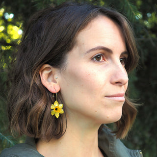 Bijou fleur - Boucles d'oreilles créoles avec de vraies jonquilles jaunes cueillies en hiver en Auvergne
