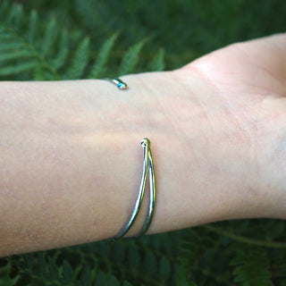 Bracelet jonc argenté en fleurs de carotte sauvage sur un fond émeraude - Bijou fleur