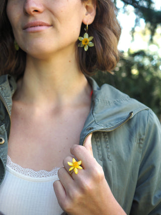 Bijoux en fleurs Clermont - bague dorée avec une vraie jonquille