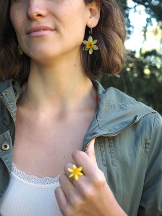 Bijou fleur - Boucles d'oreilles créoles avec de vraies jonquilles jaunes cueillies en hiver en Auvergne