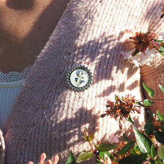 Broche myosotis vintage en acier inoxydable argenté avec des fleurs de myosotis bleues - Bijoux vraies fleurs à Clermont