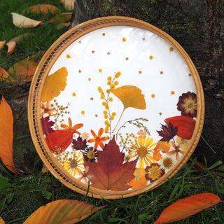 Plateau herbier aux couleurs de l'automne, dans les tons marron, orange et jaune, en fleurs d'Auvergne. Plateau chiné et upcyclé