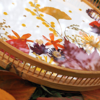 Cadre rond aux couleurs de l'automne, dans les tons marron, orange et jaune, en fleurs d'Auvergne. Plateau upcyclé