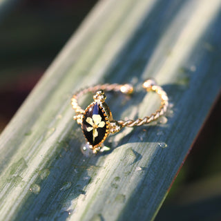 Bijou fleur - Bague dorée vintage ajustable en fleur de carottes sauvage sur fond noir - bague fleurie