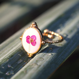 Bijou fleur - Bague vintage dorée avec une fleur d'alysse rose sur fond blanc - bijoux vraies fleurs à Clermont-ferrand