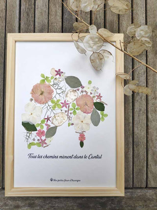 Tableau Herbier carte du Cantal dans les tons rose, blanc et vert, réalisé avec des végétaux et fleurs d'Auvergne - cadre fleurs