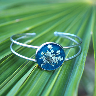 Bracelet jonc argenté en fleurs de carotte sauvage sur un fond émeraude - Bijou vraies fleurs Clermont