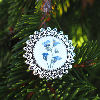 Broche myosotis vintage en acier inoxydable argenté avec des fleurs de myosotis bleues - Bijoux fleurs Clermont