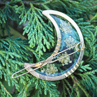 Bijou fleuri - Broche dorée à cheveux en forme de lune avec des fleurs de carotte sauvage
