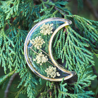 Bijou fleur - Broche dorée à cheveux en forme de lune avec des fleurs de carotte sauvage
