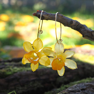 Bijou fleuri - Boucles d'oreilles créoles avec de vraies jonquilles jaunes cueillies en hiver en Auvergne