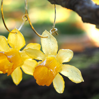 Bijou fleur - Boucles d'oreilles créoles avec de vraies jonquilles jaunes cueillies en hiver en Auvergne