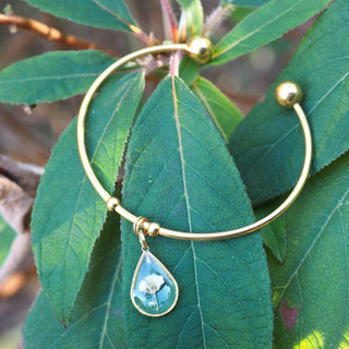 Bijou fleur - Bracelet jonc doré avec une vraie fleur de gypsophile - bijoux vraies fleurs à Clermont-ferrand