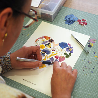 Création herbier coeur multicolore avec des fleurs séchées d'Auvergne - cadre fleurs