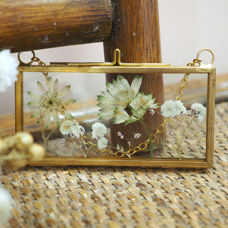 transformation de bouquet de mariée en mini cadre doré en verre