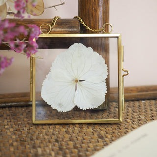 transformation de bouquet de mariée en mini cadre doré en verre