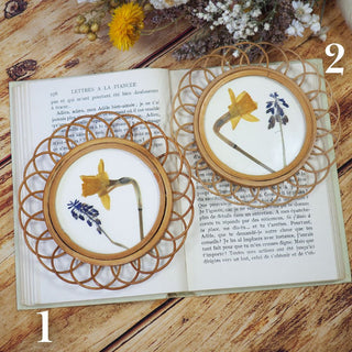 sous-verre rotin upcyclé en mini-herbier en fleurs de muscari et jonquille