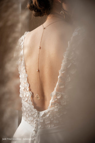 Collier de dos mariage, fleur de carotte