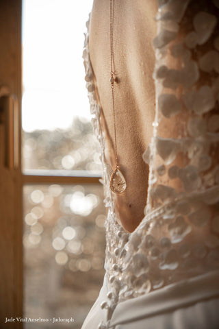 Collier de dos mariage, fleur de carotte