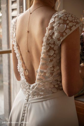 Collier de dos mariage, fleur de carotte