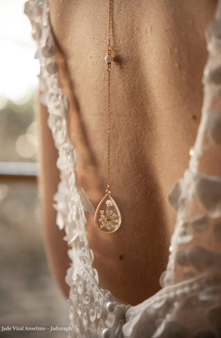 Collier de dos mariage, fleur de carotte