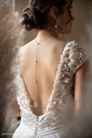Collier de dos mariage, fleur de carotte