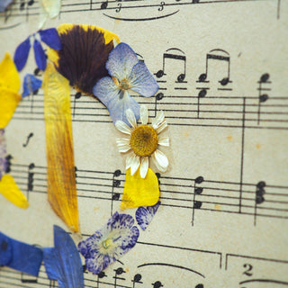 Tableau herber partition de musique avec clé de sol en fleurs séchées - idée cadeau musicien