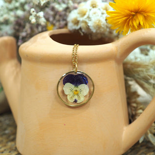Collier en acier inoxydable doré avec fleur de pensée dans de la résine - Bijoux vraies fleurs Clermont