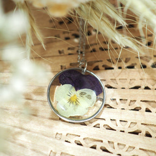 Collier en acier inoxydable rond argenté avec fleur de pensée dans de la résine  - Bijoux vraies fleurs Clermont