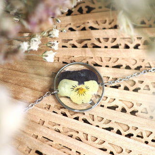 Bracelet rond en acier inoxydable argenté avec fleur de pensée dans de la résine - Bijoux vraies fleurs à Clermont