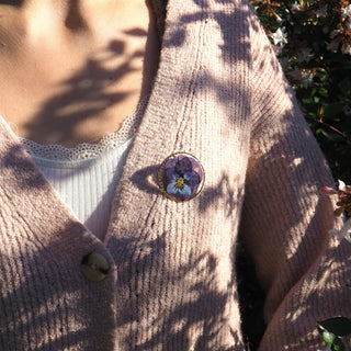 Bijoux vraies fleurs à Clermont - broche à vêtement dorée en fleur de pensée bleue